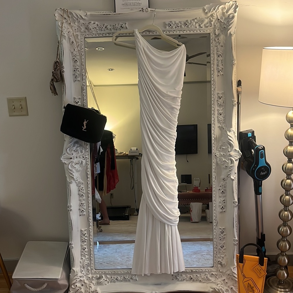 NWOT white Norma Kamali gown. Worn once, has been to dry cleaners - Picture 3 of 3